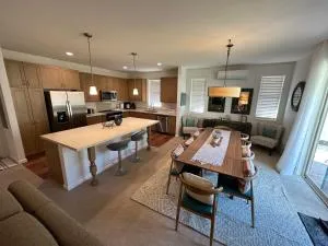 New Tropical Island Ohana near Beach with 86 in TV, PingPong and more - Waianae