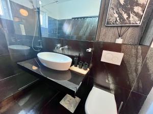 FLH Liberty Home - 2 Queen Beds, Balcony & Free Parking