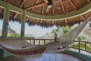 Casa Redonda Penthouse, In the Heart of Sayulita with ocean view and rooftop palapa with hammock