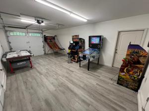 Escape to The Estate at Mill Creek Luxury 5Bed with Private Pool Hot Tub Game Room Fire Pit