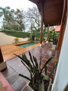 Linda casa com piscina 100 metros da praia