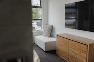 Coasty HEATED pool pet friendly home theatre 4 bedroom sleeping 8 Close to Barwon Heads Torquay Geelong Golf and Wedding venues