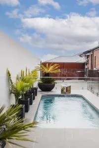 Coasty HEATED pool pet friendly home theatre 4 bedroom sleeping 8 Close to Barwon Heads Torquay Geelong Golf and Wedding venues - 安吉西
