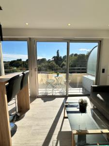 STUDIO HORIZON - SEA VIEW - POOL- Air Conditioner - Kitchen - Wifi -TV Train - Bus -