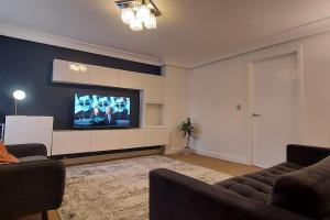 Modern Home Near Etihad, Coop Live