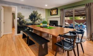 Mid Summer Nights Dream w Hot Tub Theater Game Room