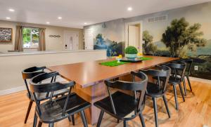 Mid Summer Nights Dream w Hot Tub Theater Game Room