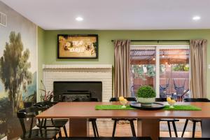 Mid Summer Nights Dream w Hot Tub Theater Game Room