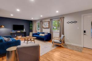 Mid Summer Nights Dream w Hot Tub Theater Game Room