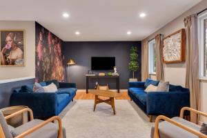 Mid Summer Nights Dream w Hot Tub Theater Game Room