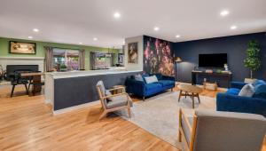 Mid Summer Nights Dream w Hot Tub Theater Game Room