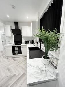 Lymer House - Stylish 3 Bedroom House in Wolverhampton