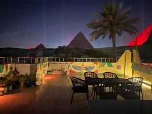 Pyramids Overlook Inn