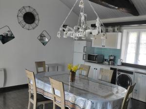 Maisons de vacances Maison renovee a la ferme avec jardin prive, WI-FI, peche, balancoire, trampoline - Brem-sur-Mer - FR-1-426-103 : photos des chambres