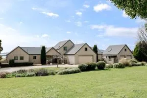 Chateau Clarence Luxurious Waterfront Retreat - Low Head