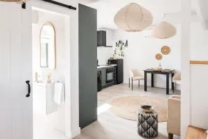 Petite Chateau Waterfront chateau with Hot Tub - Low Head