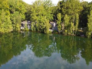 Lakeside luxury mansion by Belvilla