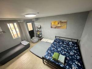 Cubao Manhattan Plaza Residential Condo T139G - HUGE Studio with Pool, Kitchen & Balcony, Walk Distance to Araneta Coliseum LRT MRT Malls in Cubao Quezon City - Staycations by SMS