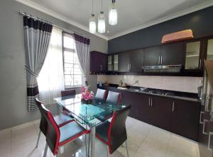 Villa puncak bogor at kota bunga with privat pool