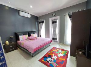 Villa puncak bogor at kota bunga with privat pool