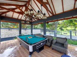 Villa puncak bogor at kota bunga with privat pool