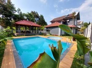 Villa puncak bogor at kota bunga with privat pool