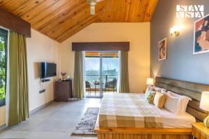 StayVista at The Rasa Bungalow with Lake View, Wi-Fi