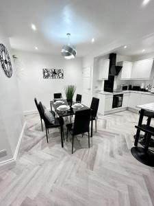 Lymer House - Stylish 3 Bedroom House in Wolverhampton
