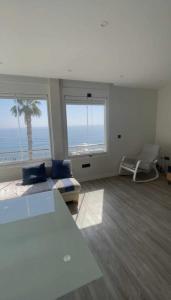 Moderno piso mirando al mar