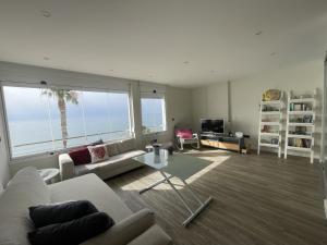 Moderno piso mirando al mar