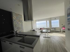 Moderno piso mirando al mar