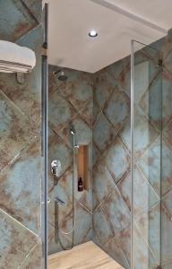 Large 1BHK Apartment by tisyastays