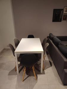 Appartements Entire house with arcade machine in a private backyard, 3 bedrooms, 1 bathroom, 1 leaving room with convertible sofa and open kitchen : photos des chambres