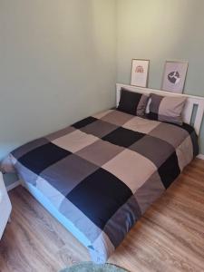 Appartements Entire house with arcade machine in a private backyard, 3 bedrooms, 1 bathroom, 1 leaving room with convertible sofa and open kitchen : photos des chambres