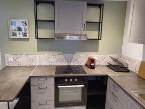 Appartements Entire house with arcade machine in a private backyard, 3 bedrooms, 1 bathroom, 1 leaving room with convertible sofa and open kitchen : photos des chambres