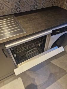 Appartements Entire house with arcade machine in a private backyard, 3 bedrooms, 1 bathroom, 1 leaving room with convertible sofa and open kitchen : photos des chambres