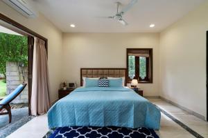 SaffronStays Euphoria Shores - 6BR villa with bar counter, pool & lawns 400m from Kihim Beach in Alibaug