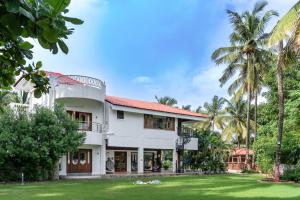 SaffronStays Euphoria Shores - 6BR villa with bar counter, pool & lawns 400m from Kihim Beach in Alibaug
