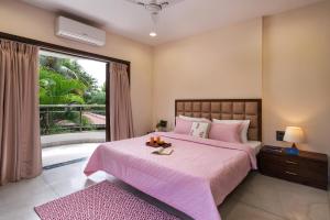 SaffronStays Euphoria Shores - 6BR villa with bar counter, pool & lawns 400m from Kihim Beach in Alibaug