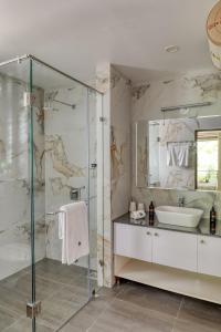 Radiant 1BHK Apartment by tisyastays