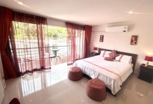 Walk 2 Patong Beach Bangla Walking street C135