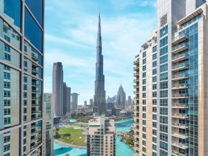 Luxe 4 bedroom Apartment I Burj Khalifa & Fountain Views I Free Gym, Pool, Parking, Wi-Fi and PS5 I by Skyline Serenity