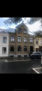 Stor lejlighed i smørhullet af Odense centrum - Allerup