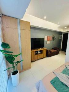 Staycation in Mckinley walking distance to Venice Mall