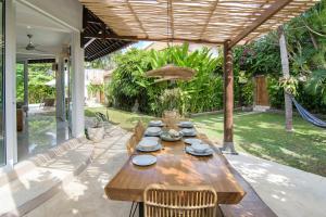 2 newly renovated connecting villas center Canggu!