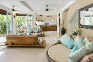 2 newly renovated connecting villas center Canggu!