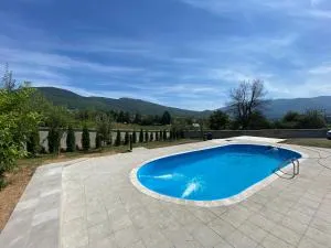 Villa Banderas - Luke