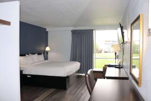 King Room - Non-Smoking room in Travelodge by Wyndham Milwaukee