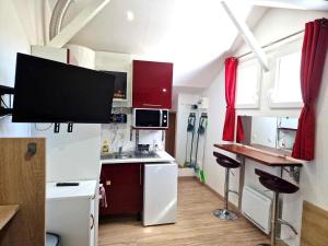 Appartements 08 - Tres joli studio tout equipe avec clim, parking privatif gratuit, grand fourgon possible, tout le linge de maison est fourni : photos des chambres