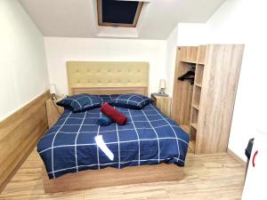 Appartements 08 - Tres joli studio tout equipe avec clim, parking privatif gratuit, grand fourgon possible, tout le linge de maison est fourni : photos des chambres
